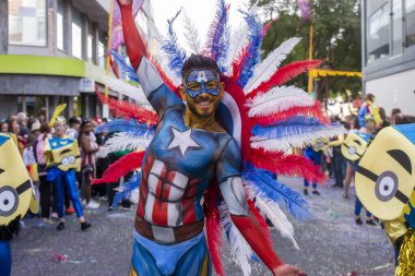 Loule, Portekiz - Şubat 2020: Loule, Portekiz 'deki Renkli Karnaval Festivali katılımcıları.