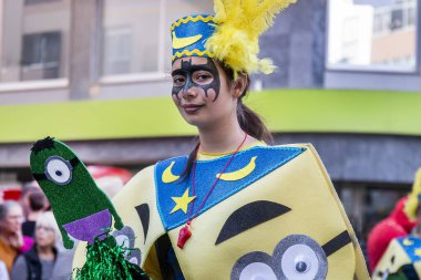 Loule, Portekiz - Şubat 2020: Loule, Portekiz 'deki Renkli Karnaval Festivali katılımcıları.