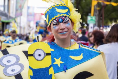 Loule, Portekiz - Şubat 2020: Loule, Portekiz 'deki Renkli Karnaval Festivali katılımcıları.