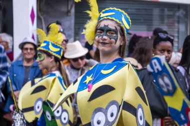 Loule, Portekiz - Şubat 2020: Loule, Portekiz 'deki Renkli Karnaval Festivali katılımcıları.