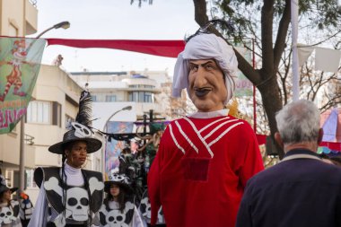Loule, Portekiz - Şubat 2020: Loule, Portekiz 'deki Renkli Karnaval Festivali katılımcıları.