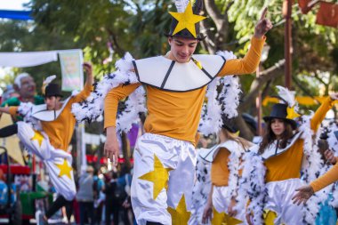 Loule, Portekiz - Şubat 2020: Loule, Portekiz 'deki Renkli Karnaval Festivali katılımcıları.