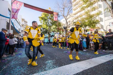 Loule, Portekiz - Şubat 2020: Loule, Portekiz 'deki Renkli Karnaval Festivali katılımcıları.