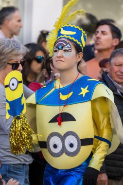 Loule, Portekiz - Şubat 2020: Loule, Portekiz 'deki Renkli Karnaval Festivali katılımcıları.