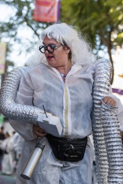 Loule, Portekiz - Şubat 2020: Loule, Portekiz 'deki Renkli Karnaval Festivali katılımcıları.