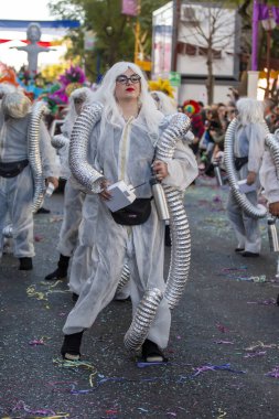 Loule, Portekiz - Şubat 2020: Loule, Portekiz 'deki Renkli Karnaval Festivali katılımcıları.