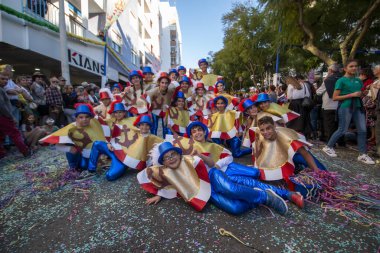 Loule, Portekiz - Şubat 2020: Loule, Portekiz 'deki Renkli Karnaval Festivali katılımcıları.
