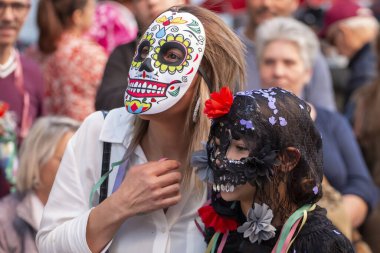 Loule, Portekiz - Şubat 2020: Loule, Portekiz 'deki Renkli Karnaval Festivali katılımcıları.