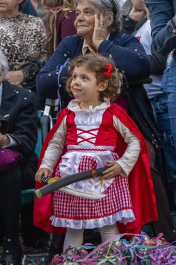 Loule, Portekiz - Şubat 2020: Loule, Portekiz 'deki Renkli Karnaval Festivali katılımcıları.