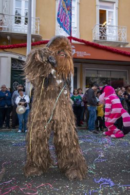 Loule, Portekiz - Şubat 2020: Loule, Portekiz 'deki Renkli Karnaval Festivali katılımcıları.