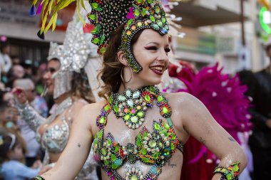 Loule, Portekiz - Şubat 2020: Loule, Portekiz 'deki Renkli Karnaval Festivali katılımcıları.