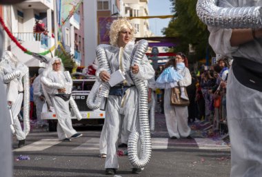 Loule, Portekiz - Şubat 2020: Loule, Portekiz 'deki Renkli Karnaval Festivali katılımcıları.