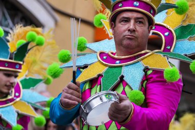 Loule, Portekiz - Şubat 2020: Loule, Portekiz 'deki Renkli Karnaval Festivali katılımcıları.