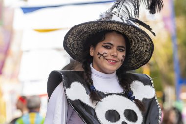 Loule, Portekiz - Şubat 2020: Loule, Portekiz 'deki Renkli Karnaval Festivali katılımcıları.
