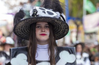 Loule, Portekiz - Şubat 2020: Loule, Portekiz 'deki Renkli Karnaval Festivali katılımcıları.
