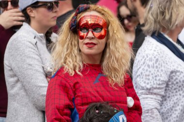Loule, Portekiz - Şubat 2020: Loule, Portekiz 'deki Renkli Karnaval Festivali katılımcıları.