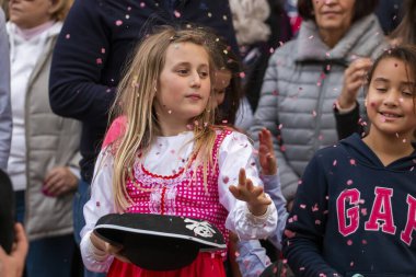 Loule, Portekiz - Şubat 2020: Loule, Portekiz 'deki Renkli Karnaval Festivali katılımcıları.