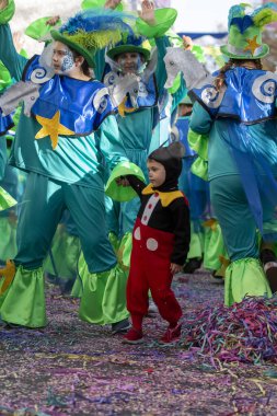 Loule, Portekiz - Şubat 2020: Loule, Portekiz 'deki Renkli Karnaval Festivali katılımcıları.