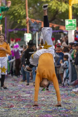 Loule, Portekiz - Şubat 2020: Loule, Portekiz 'deki Renkli Karnaval Festivali katılımcıları.