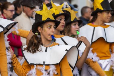 Loule, Portekiz - Şubat 2020: Loule, Portekiz 'deki Renkli Karnaval Festivali katılımcıları.