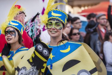 Loule, Portekiz - Şubat 2020: Loule, Portekiz 'deki Renkli Karnaval Festivali katılımcıları.