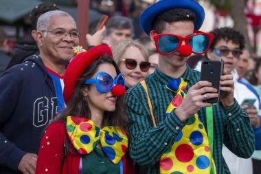 Loule, Portekiz - Şubat 2020: Loule, Portekiz 'deki Renkli Karnaval Festivali katılımcıları.