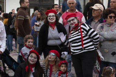 Loule, Portekiz - Şubat 2020: Loule, Portekiz 'deki Renkli Karnaval Festivali katılımcıları.