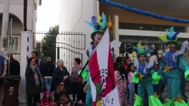 Loule, Portekiz - Şubat 2020: Loule, Portekiz 'deki Renkli Karnaval Festivali katılımcıları.