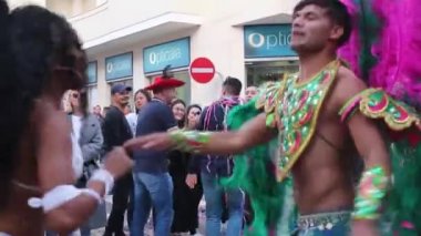 Loule, Portekiz - Şubat 2020: Loule, Portekiz 'deki Renkli Karnaval Festivali katılımcıları.