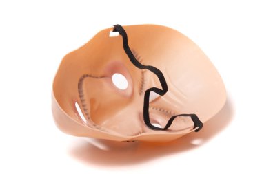 Beyaz arka planda izole edilmiş plastik yüz maskesi.