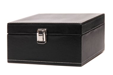 Siyah mücevher kutusu beyaz arka planda izole edilmiş..