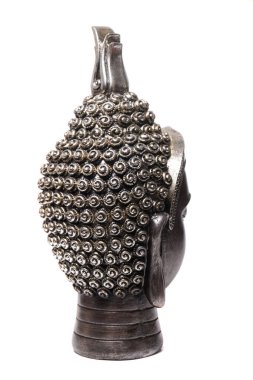 Buda heykeli dekoratif kafası beyaz arkaplanda izole edilmiş.