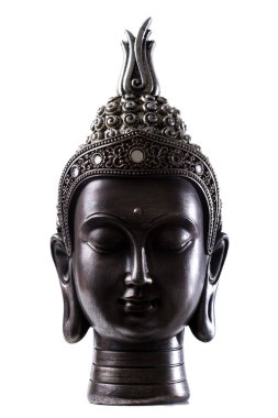 Buda heykeli dekoratif kafası beyaz arkaplanda izole edilmiş.