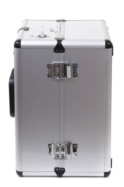 Beyaz arkaplanda izole edilmiş profesyonel alüminyum araç kutusu.