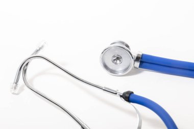 Doktor ekipmanları steteskop beyaz arka planda izole.