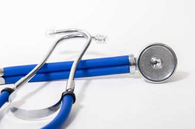Doktor ekipmanları steteskop beyaz arka planda izole.