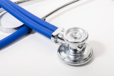 Doktor ekipmanları steteskop beyaz arka planda izole.