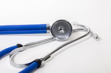 Doktor ekipmanları steteskop beyaz arka planda izole.