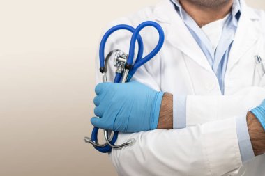Beyaz arka planda beyaz önlüklü, steteskop ve laboratuvar beyaz önlüklü beyaz doktor..