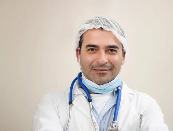 Médico Caucásico Sonriendo Con Cabeza Cubierta Estetoscopio Mascarilla —  Fotos de Stock