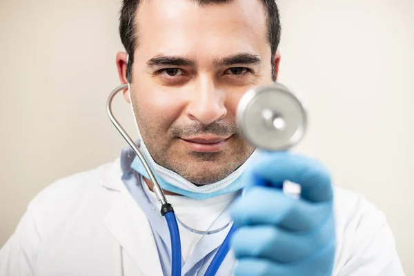 Kavkazský Lékař Stetoskopem Portrét Bílém Pozadí — Stock fotografie