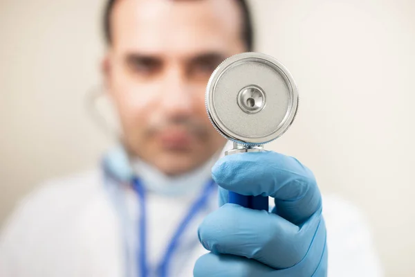 Médico Caucásico Con Retrato Estetoscopio Sobre Fondo Blanco — Foto de Stock