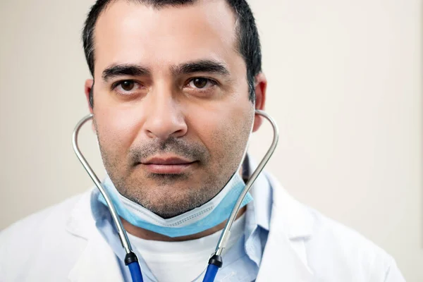 Médico Caucasiano Com Estetoscópio Retrato Sobre Fundo Branco — Fotografia de Stock