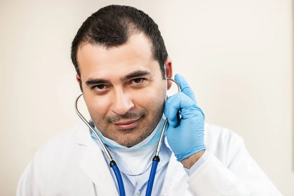 Médico Caucasiano Com Estetoscópio Retrato Sobre Fundo Branco — Fotografia de Stock