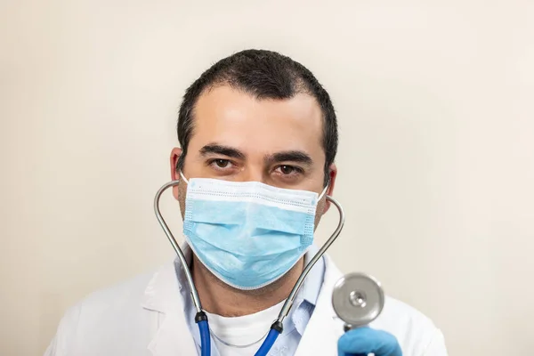 Médico Caucasiano Com Estetoscópio Máscara Facial Retrato Fundo Branco — Fotografia de Stock