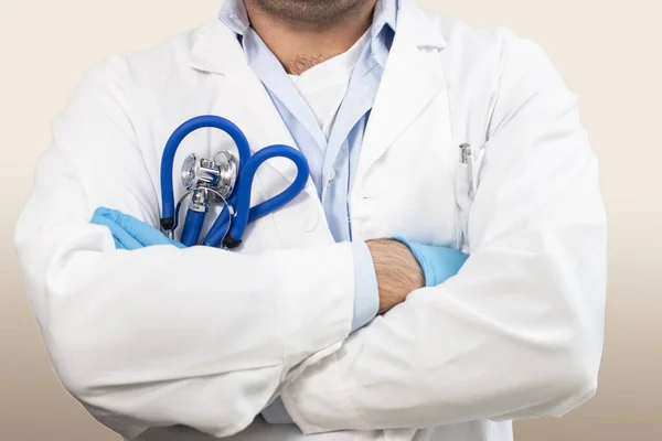 Kaukaski Lekarz Stetoskopem Białym Fartuchem Wyizolowanym Białym Tle — Zdjęcie stockowe