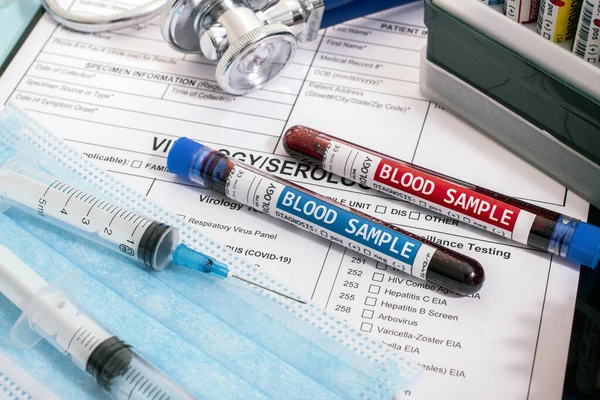 一些带有各种病毒的虚构感染血液样本 附有实验室报告 面罩和注射器 — 图库照片