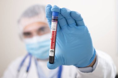 Elinde hayali bir test tüpü olan Hepatit E virüsü bulaşmış bir doktorun görüntüsü..