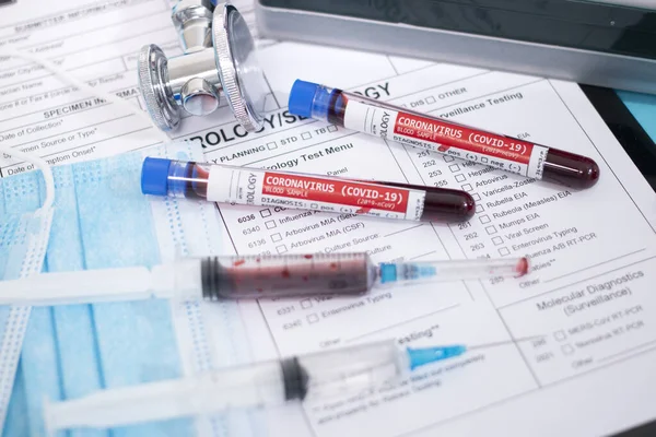 Fictional Blood Samples Infected Coronavirus Covid Mask Syringe Lab Report — 图库照片