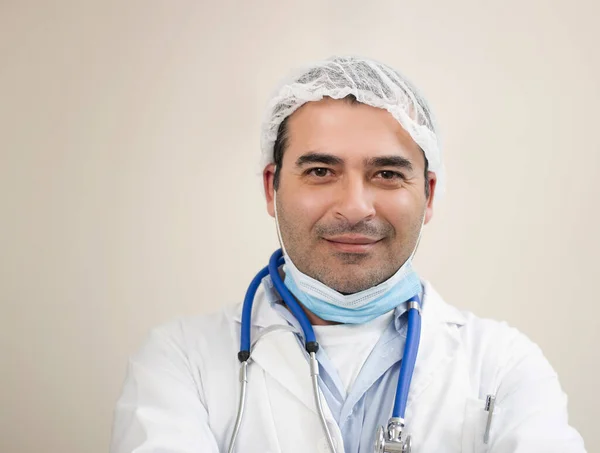 Médico Caucásico Sonriendo Con Cabeza Cubierta Estetoscopio Mascarilla —  Fotos de Stock